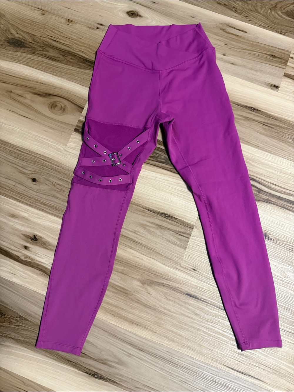 HALARA Magenta Women’s Leggings with Buckle Strap Detail